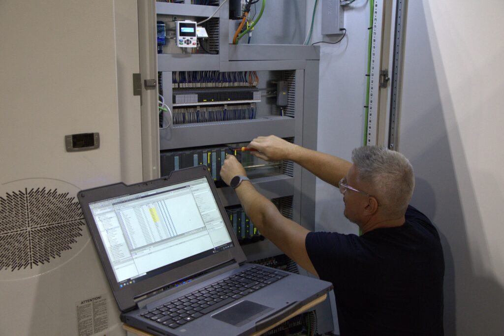 Servisný technik pri oprave elektrického rozvádzača