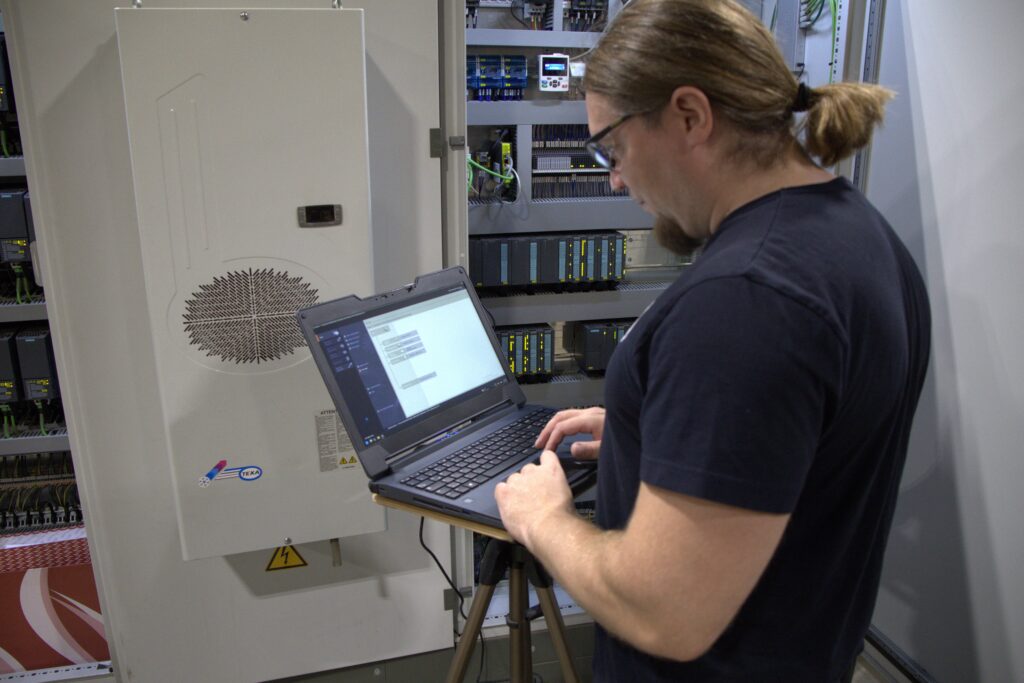 Servisný technik VT-SERVICE pri diagnostike riadiaceho systému v teréne